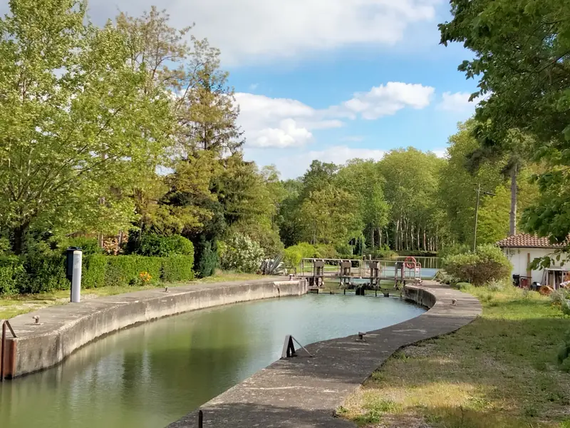 Écluse du canal du Midi bordée d'arbres, près de Castanet-Tolosan